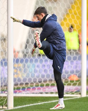Blackpool 'dan Harry Tyrer, 1 Ocak 2025' te Bloomfield Road, Blackpool 'da oynanan Blackpool-Shrewsbury maçı öncesinde maç öncesi ısınma turunda geriliyor.