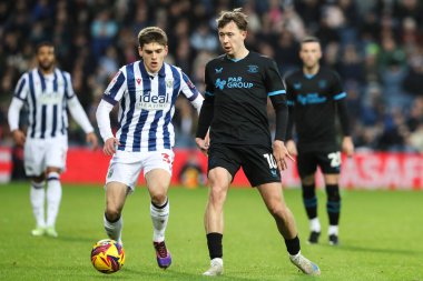 Preston North End 'den Mads Frkjr-Jensen topu atarken, West Bromwich Albion' dan Tom Fellows, West Bromwich Albion, West Bromwich Albion 'un Preston North End' e karşı oynadığı The Hawthorns, West Bromwich, İngiltere