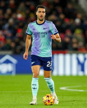 Arsenal takımından Mikel Merino, 1 Ocak 2024 'te Londra' daki Gtech Community Stadyumu 'nda oynanan Premier League karşılaşmasında topla koşuyor.