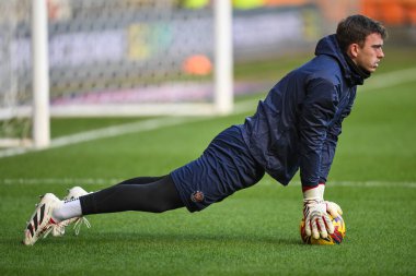 Blackpool 'dan Harry Tyrer, 1 Ocak 2024' te Bloomfield Road, Blackpool 'da oynanan Blackpool-Shrewsbury maçı öncesinde maç öncesi ısınma turunda geriliyor.