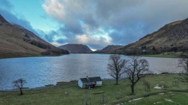 Buttermere 'in kıyısındaki balıkçı kulübesi soğuk bir kış sabahı Buttermere' de, The Lake District, Cumbria, Birleşik Krallık, 3 Ocak 2025