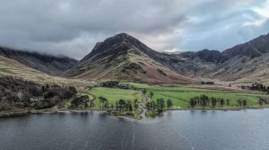 Buttermere, Lake District, Cumbria, İngiltere, 3 Ocak 2025 'te soğuk bir kış sabahı, Buttermere ve çevresindeki dağların havadan görünüşü 