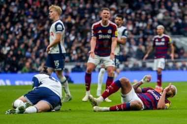 Newcastle United takımından Alexander Isak, Tottenham Hotspur 'un Newcastle United' a karşı oynadığı 4 Ocak 2024 'te oynanan Premier League karşılaşmasında kaçırdığı bir şansla tepki gösterdi.