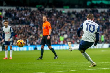 Tottenham Hotspur takımından James Maddison, Tottenham Hotspur 'a karşı Newcastle United maçında 4 Ocak 2025' te Londra 'daki Tottenham Hotspur Stadyumu' nda çekim yaptı.