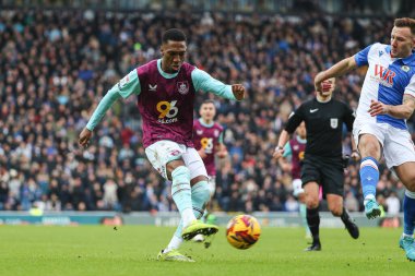 Burnley 'den Jaidon Anthony, Blackburn Rovers' ın 4 Ocak 2025 'te Ewood Park, Blackburn' de oynadığı Sky Bet Şampiyonası maçında şut attı.
