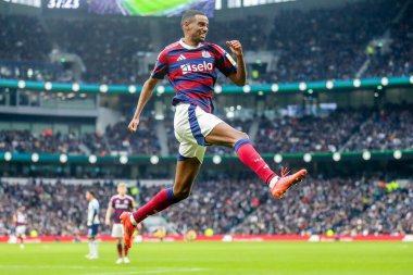 Newcastle United 'tan Alexander Isak, Premier League maçında Tottenham Hotspur' a karşı Newcastle United 'ın Tottenham Hotspur Stadyumu, Londra, İngiltere' de 4 Ocak 2024 'te oynanan karşılaşmasında 1-2' lik galibiyetini kutluyor.