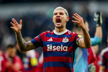 Newcastle United 'dan Bruno Guimaraes, Premier League maçının Tottenham Hotspur Newcastle United' a karşı Tottenham Hotspur Stadyumu 'nda 4 Ocak 2024' te oynanan galibiyet sonrasında taraftarlarıyla birlikte kutluyor.