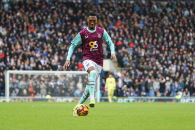 Burnley 'den Jaidon Anthony, Blackburn Rovers' ın 4 Ocak 2024 'te Ewood Park' ta Burnley 'e karşı oynadığı Gökyüzü İddia Şampiyonası maçında öne doğru süzülüyor.