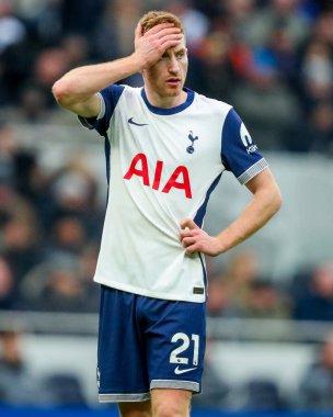 Tottenham Hotspur takımından Dejan Kulusevski, Tottenham Hotspur 'a karşı Newcastle United' ın 4 Ocak 2024 'te Londra' daki Tottenham Hotspur Stadyumu 'nda oynanan Premier Lig karşılaşmasında üzgün görünüyor.