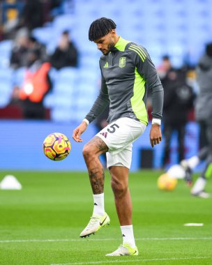 Aston Villa 'dan Tyrone Mings Premier League karşılaşması öncesinde İngiltere' nin Birmingham kentinde oynanan Villa-Leicester maçında ısınma turu sırasında