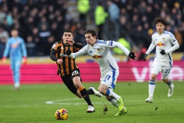 Leeds United takımından Brenden Aaronson, Hull City 'li Gustavo Puerta' nın 4 Ocak 2024 'te MKM Stadyumu, Hull, İngiltere' deki Leeds United 'a karşı oynadığı Sky Bet Şampiyonası maçında attığı topla ara verdi.