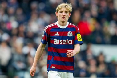 Newcastle United takımından Anthony Gordon, Tottenham Hotspur 'a karşı Newcastle United' ın 4 Ocak 2024 'te Londra' daki Tottenham Hotspur Stadyumu 'nda oynanan Premier League maçında izlemektedir.