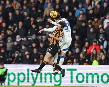 Leeds United takımından Max Wber, Hull City 'li Lewis Coyle' un 4 Ocak 2024 'te MKM Stadyumu' nda oynanan Hull City - Leeds United maçında yüksek topu kazanmak için sıçradı.