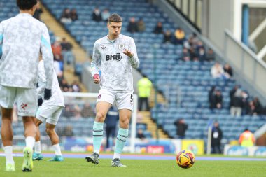 Burnley 'li Maxime Estve, Blackburn Rovers' ın 4 Ocak 2024 'te Ewood Park, Blackburn' de oynadığı Blackburn Rovers maçından önce ısınıyor.