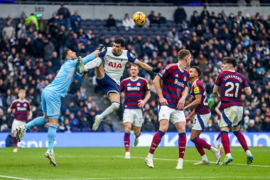 Martin Dubravka of Newcastle United makes a save during the Premier League match Tottenham Hotspur vs Newcastle United at Tottenham Hotspur Stadium, London, United Kingdom, 4th January 2024 clipart