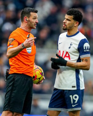 Hakem Andrew Madley Tottenham Hotspur Premier Lig karşılaşmasında Dominic Solanke ile konuştu Tottenham Hotspur Newcastle United 'a karşı Tottenham Hotspur Stadyumu, Londra, İngiltere, 4 Ocak 2024