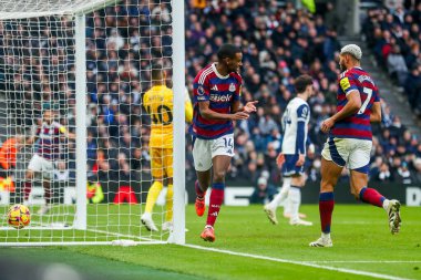 Newcastle United 'tan Alexander Isak, Premier League maçında Tottenham Hotspur' a karşı Newcastle United 'ın Tottenham Hotspur Stadyumu, Londra, İngiltere' de 4 Ocak 2025 'te oynanan karşılaşmasında 1-2' lik galibiyetini kutluyor.