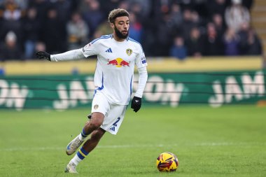 Leeds United takımının Jayden Bogle 'ı, 4 Ocak 2024' te MKM Stadyumu 'nda oynanan Hull City - Leeds United maçında topu aldı.