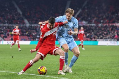 Middlesbrough 'dan Finn Azaz ve Cardiff City' den Jesper Daland 4 Ocak 2024 'te Riverside Stadyumu, Middlesbrough, Birleşik Krallık' ta oynanan Sky Bet Şampiyonası karşılaşmasında top için mücadele ediyorlar.