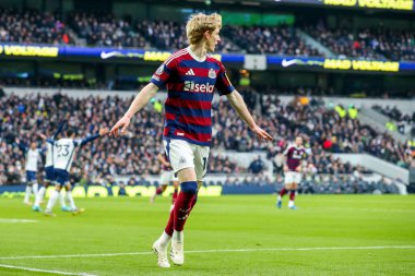 Newcastle United takımından Anthony Gordon, Premier League maçında Tottenham Hotspur 'a karşı Newcastle United' ın Tottenham Hotspur Stadyumu 'nda 4 Ocak 2024' te oynanan maçında 1-1 'lik galibiyetini kutluyor.