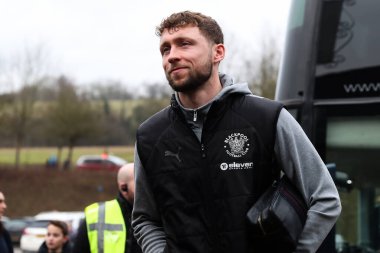 Blackpool 'dan Matthew Pennington, Adams Park, High Wycombe, Birleşik Krallık 4 Ocak 2024' te Wycombe Wanderers 'a karşı oynanan Sky Bet 1 karşılaşmasında öne geçti.