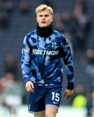 Tottenham Hotspur 'dan Lucas Bergvall, Tottenham Hotspur ile Newcastle United arasındaki Premier Lig karşılaşması öncesinde 4 Ocak 2024' te Londra 'daki Tottenham Hotspur Stadyumu' nda ısındı.