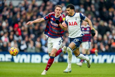 Newcastle United takımından Sven Botman Tottenham Hotspur 'a karşı Newcastle United maçında Tottenham Hotspur Stadyumu, Londra, 4 Ocak 2025' te oynanan Premier League karşılaşmasında Tottenham Hotspur 'dan Dominic Solanke ile top için mücadele etti.