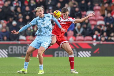 Cardiff City 'den Rubin Colwill ve Middlesbrough' dan Dael Fry, Middlesbrough 'un 4 Ocak 2025' te Riverside Stadyumu 'nda oynanan Sky Bet Şampiyonası maçında top için mücadele ediyorlar.