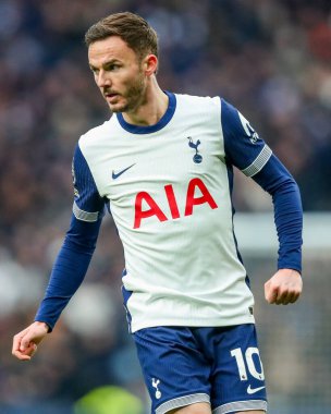 Tottenham Hotspur 'dan James Maddison, Tottenham Hotspur' a karşı Newcastle United Premier Lig maçında, Tottenham Hotspur Stadyumu 'nda, 4 Ocak 2025' te seyrediyor.