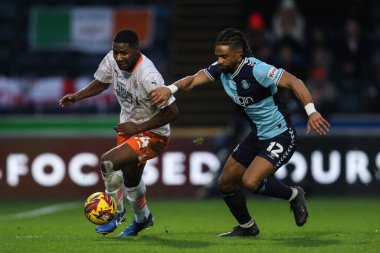 Blackpool 'dan Odeluga Offiah, 4 Ocak 2024' te Adams Park 'ta Wycombe Wanderers' a karşı oynanan Sky Bet 1 karşılaşmasında topu düşürüyor.