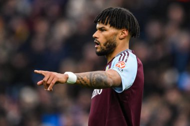 Aston Villa 'dan Tyrone Mings, Premier League maçında takımına talimat verir. Aston Villa, Leicester City' ye karşı Villa Park, Birmingham, İngiltere, 4 Ocak 2024.