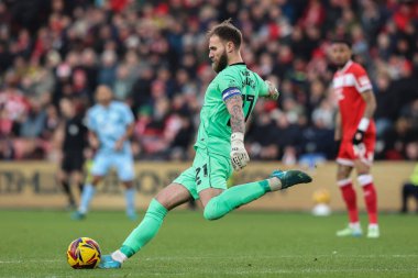 Cardiff City 'den Jak Alnwick, Middlesbrough - Cardiff City maçında topu atıyor. Riverside Stadyumu, Middlesbrough, İngiltere, 4 Ocak 2024