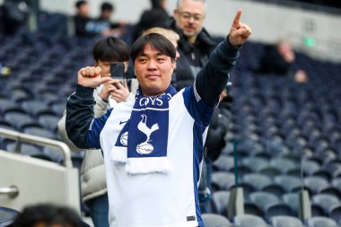 Tottenham Hotspur Stadyumu 'na Tottenham Hotspur, Tottenham Hotspur' a karşı Newcastle United maçı öncesinde 4 Ocak 2024 'te Londra' daki Tottenham Hotspur Stadyumu 'na gelen taraftarlar görülüyor.