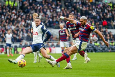 Newcastle United takımından Alexander Isak, Tottenham Hotspur 'a karşı Newcastle United maçında 4 Ocak 2025' te Londra 'daki Tottenham Hotspur Stadyumu' nda şut çekti.