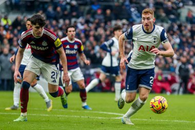 Tottenham Hotspur 'dan Dejan Kulusevski, Premier Lig maçında Tottenham Hotspur' a karşı Newcastle United 'ın Tottenham Hotspur Stadyumu, Londra, Birleşik Krallık' ta 4 Ocak 2024 'te oynanan karşılaşmasında topa vuruyor. 