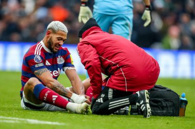 Newcastle United takımından Joelinton, Tottenham Hotspur - Newcastle United maçında sakatlandı. Tottenham Hotspur Stadyumu, Londra, 4 Ocak 2024