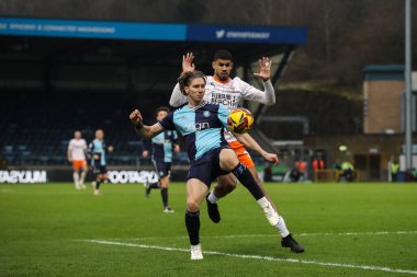 Wycombe Wanderers 'dan Alex Hartridge ve Blackpool' dan Ashley Fletcher 4 Ocak 2024 'te Adams Park' ta Wycombe Wanderers 'a karşı oynanan Sky Bet 1 karşılaşmasında top için mücadele ettiler.