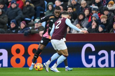 Leicester City 'den Stephy Mavididi, İngiltere' nin Birmingham kentindeki Villa Park 'ta oynanan Premier Lig karşılaşmasında Aston Villa - Leicester City maçında Aston Villa maçında Matty Cash ile karşılaştı.