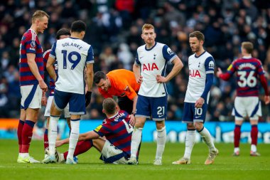 Newcastle United takımından Sven Botman, Tottenham Hotspur - Newcastle United maçında sakatlandı. Tottenham Hotspur Stadyumu, Londra, 4 Ocak 2025