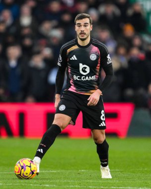 Leicester City 'den Harry Winks, Premier League maçı sırasında İngiltere' nin başkenti Birmingham 'da oynanan Villa-Leicester City maçında topa vuruyor.