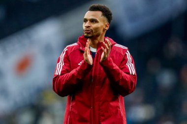 Newcastle United takımından Jacob Murphy, Tottenham Hotspur 'a karşı Newcastle United' ın 4 Ocak 2024 'te Tottenham Hotspur Stadyumu' nda oynanan Premier League maçının ardından kazandığı galibiyet sonrasında taraftarları kabul ediyor.