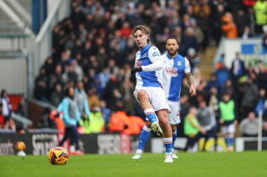 Blackburn Rovers takımından Todd Cantwell 4 Ocak 2025 'te Blackburn, İngiltere' de Blackburn Park 'ta oynanan Blackburn Rovers-Burnley maçında topu kanattan aşağı atıyor.