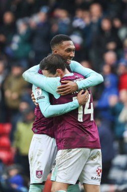 Burnley 'den Jaidon Anthony ve Burnley' den Connor Roberts, 4 Ocak 2024 'te Blackburn, İngiltere' deki Ewood Park 'ta Blackburn Rovers' a karşı oynanan Sky Bet Şampiyonası 'nda tam zamanlı ıslık çaldıktan sonra 1-0' lık galibiyeti kutluyorlar.