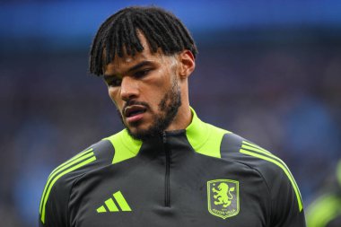Aston Villa 'dan Tyrone Mings Premier League karşılaşması öncesinde İngiltere' nin Birmingham kentinde oynanan Villa-Leicester maçında ısınma turu sırasında