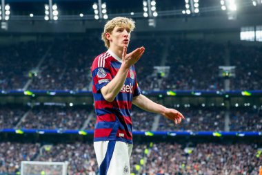 Newcastle United takımından Anthony Gordon, Premier League maçında Tottenham Hotspur 'a karşı Newcastle United' ın Tottenham Hotspur Stadyumu 'nda 4 Ocak 2025' te oynanan maçında 1-1 'lik galibiyetini kutluyor.