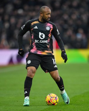 Leicester City 'den Jordan Ayew, Premier Lig maçı sırasında İngiltere' nin Birmingham kentinde oynanan Villa-Leicester City maçında topa vuruyor.