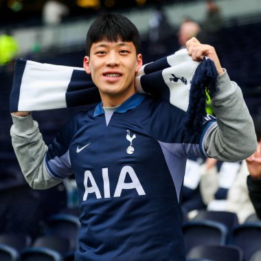 Tottenham Hotspur Stadyumu 'na Tottenham Hotspur, Tottenham Hotspur' a karşı Newcastle United maçı öncesinde 4 Ocak 2024 'te Londra' daki Tottenham Hotspur Stadyumu 'na gelen taraftarlar görülüyor.