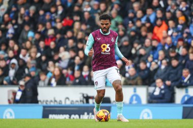 Burnley 'den Lyle Foster 4 Ocak 2025' te Blackburn Park, Blackburn 'de Blackburn Rovers' a karşı oynanan Gökyüzü İddia Şampiyonası maçında öne doğru süzülüyor.