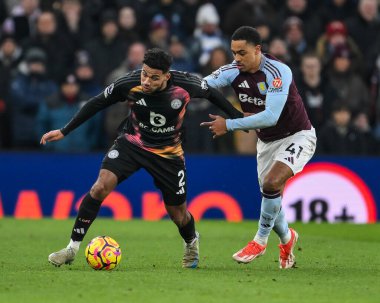 Leicester City 'den James Justin, Aston Villa Premier Lig maçı sırasında Birmingham, Birleşik Krallık' taki Villa Park 'ta Aston Villa-Leicester City maçında Jacob Ramsey' e faul yaptı.