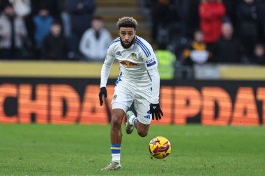 Leeds United takımının Jayden Bogle 'ı, 4 Ocak 2025' te MKM Stadyumu 'nda oynanan Hull City - Leeds United maçında topu aldı.